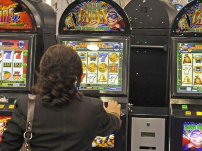 Ancora un dramma del gioco: schiavo delle slot tenta il suicido