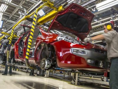 Borsa: Europa in calo, pesano le perdite del settore auto