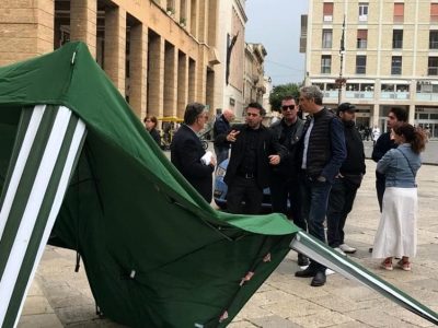 Identificati gli squadristi rossi che hanno ferito una ragazza allo stand della Lega