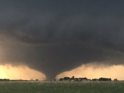 Violento tornado si abbatte sul Kansas sono 12 le persone ferite