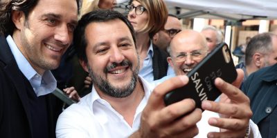 Modena, scontri e lancio di sassi al comizio di...