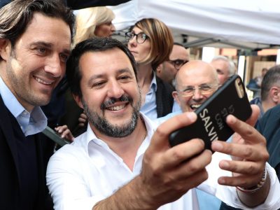 Modena, scontri e lancio di sassi al comizio di Salvini