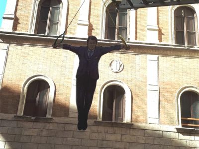 Il premier Giuseppe Conte agli anelli come Juri Chechi