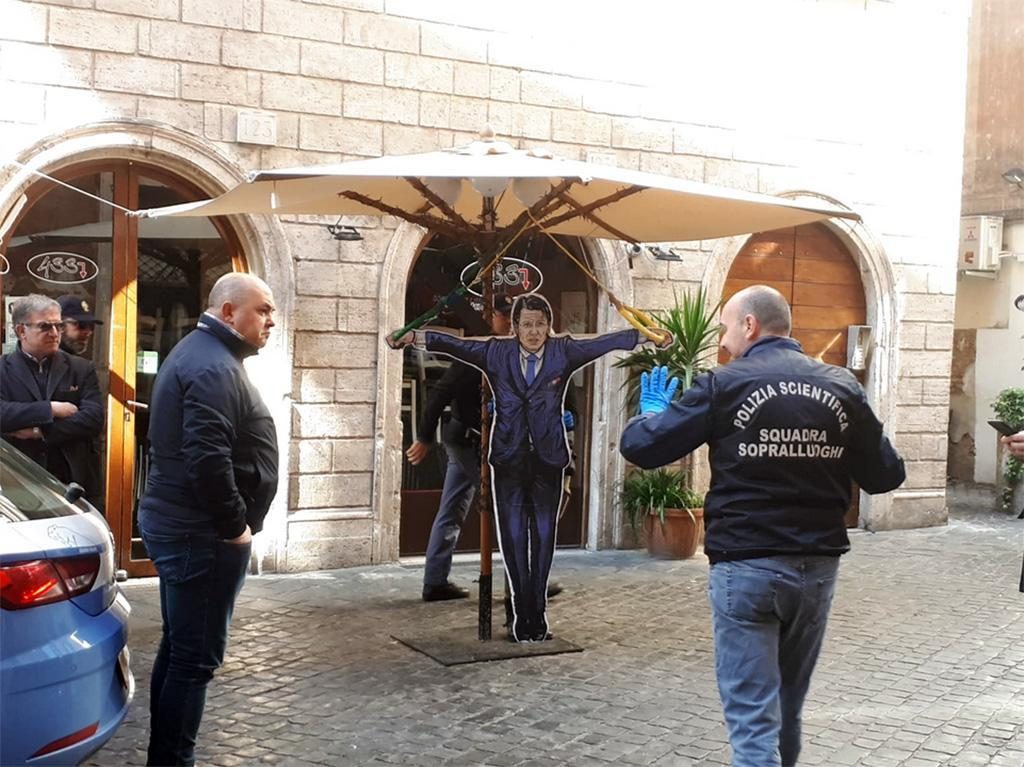 Sagoma in cartone del Premier Giuseppe Conte agli anelli