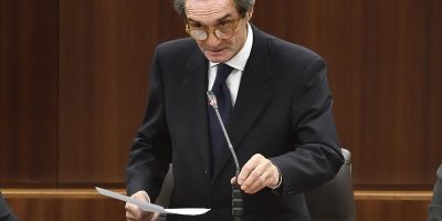 Tangenti: il governatore Fontana indagato per a...