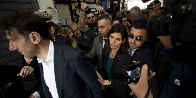 Casal Bruciato, la sindaca Raggi contestata dai...