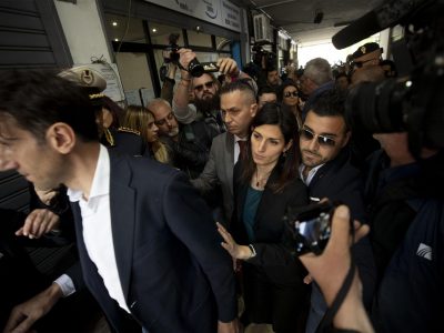 Casal Bruciato, la sindaca Raggi contestata dai residenti