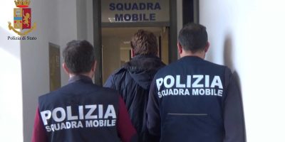 Abusava di lei e della figlia minorenne: arrest...