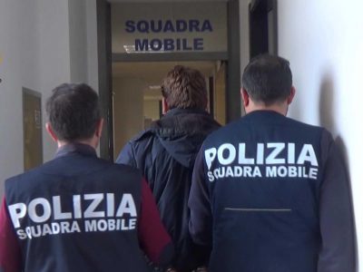 Abusava di lei e della figlia minorenne: arrestato uomo a Ragusa