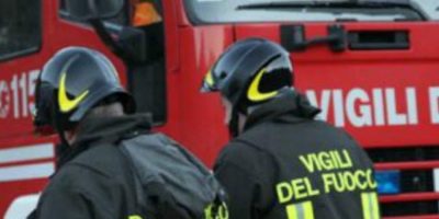 Fiamme in deposito di rifiuti speciali in provi...