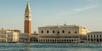 Imbrattano Venezia, denunciati quattro turisti ...