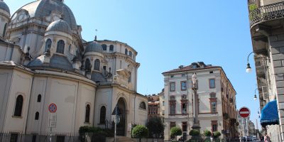 Torino, l’obelisco di piazza Savoia e il mostro di via della Consolata
