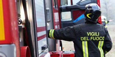 Fiamme sul tetto dell’autogrill sulla A1 ...