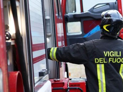 Fiamme sul tetto dell’autogrill sulla A1 , nessun ferito