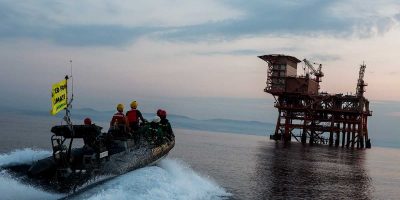 Clima, Greenpeace manifesta contro il governo s...