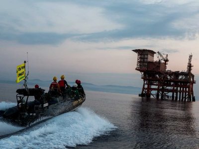 Clima, Greenpeace manifesta contro il governo su una trivella