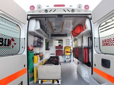 Uccide l’ex convivente a coltellate, poi cerca di togliersi la vita