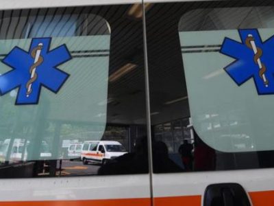 Bimbo di 5 anni schiacciato dal cancello di casa: è grave