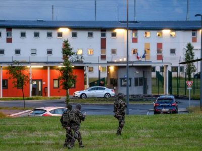 In Francia, detenuto prende in ostaggio due guardie carcerarie
