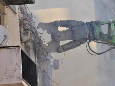 Genova, abbattute le prime case accanto all’ex ponte Morandi