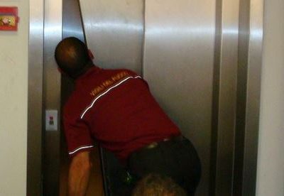 Intrappolata in ascensore per 27 ore, si salva bevendo vino