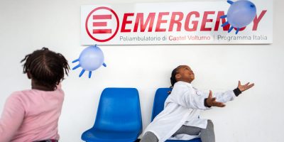 Milano, Emergency festeggia  ventincinque anni ...