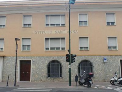 Madre acquista una scuola per non farla chiudere