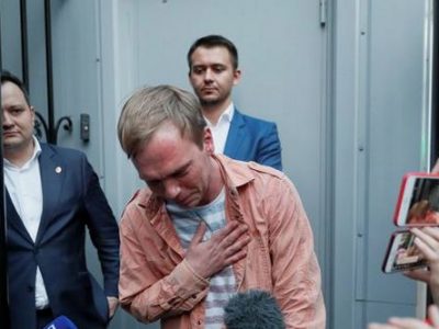 Russia: accuse azzerate, il giornalista Golunov torna libero