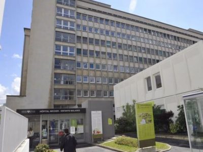 Miracolo a Parigi: bimbo cade dal nono piano, è salvo