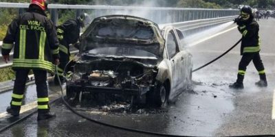 Riminese, auto in fiamme sulla A14: morto condu...