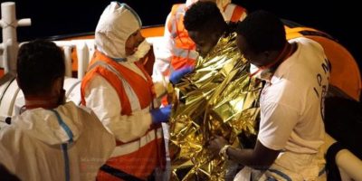 Sea Watch: sbarcati i migranti, arrestata la co...