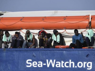 Sea Watch 3 ancora ferma davanti al porto di Lampedusa