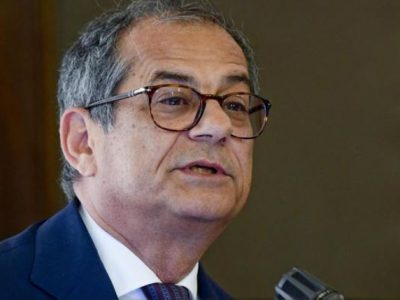 Tria: quota 100 e reddito di cittadinanza non si toccano