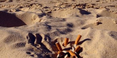 Codacons: il fumo in spiaggia va vietato in tut...