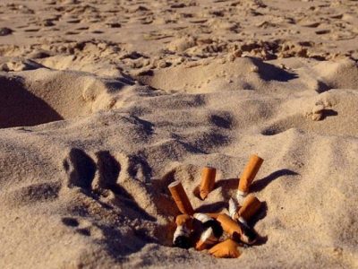Codacons: il fumo in spiaggia va vietato in tutta Italia