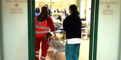 Dormono in corsia, licenziati due infermieri e ...