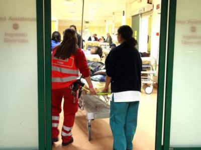 Dormono in corsia, licenziati due infermieri e un Oss