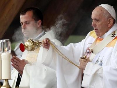 Ultimo giorno di visita del Papa in Romania: incontrerà i rom