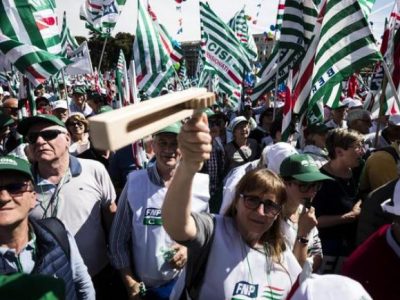 Centomila pensionati in piazza: “Non siamo il bancomat del Governo”