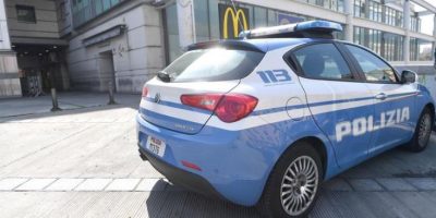 Segregata e picchiata dal fidanzato, scappa nud...