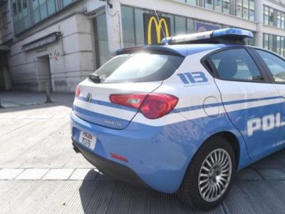 Segregata e picchiata dal fidanzato, scappa nuda dalla finestra e cade