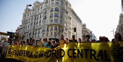 Madrid, in migliaia in piazza contro il sindaco...