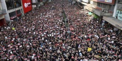 Proteste estradizioni: a Hong Kong circondata s...