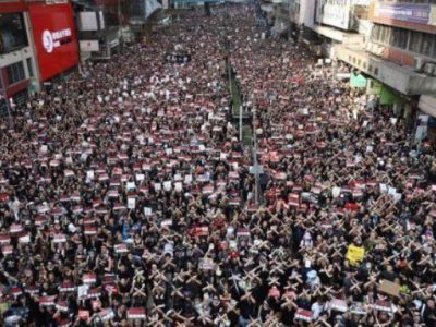 Proteste estradizioni: a Hong Kong circondata sede polizia