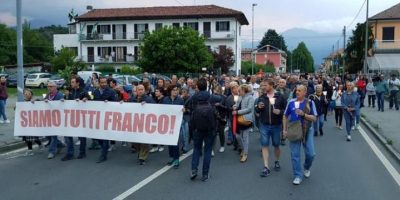 Ivrea, sfilata a sostegno del tabaccaio che ucc...