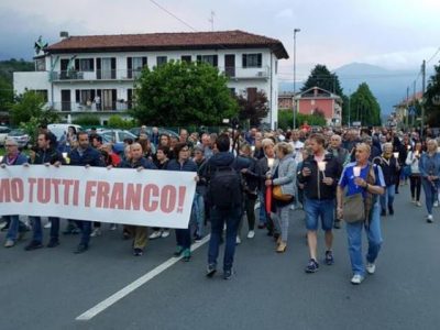 Ivrea, sfilata a sostegno del tabaccaio che uccise un ladro