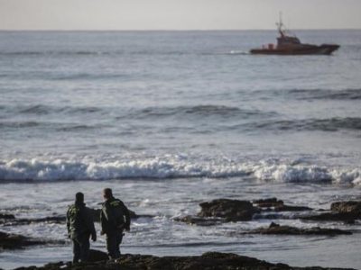 Spagna, si rovescia barcone: oltre venti migranti dispersi