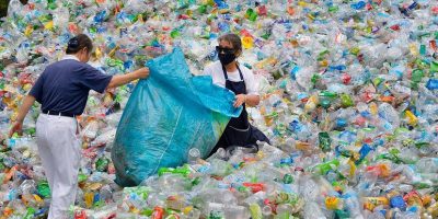 Plastica, ma quanto inquina? E quando ce ne lib...