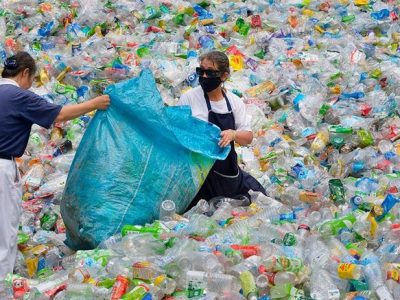 Plastica, ma quanto inquina? E quando ce ne libereremo?