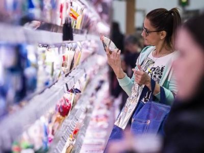 Nudo nel frigo di un market: nei guai un 32enne tedesco